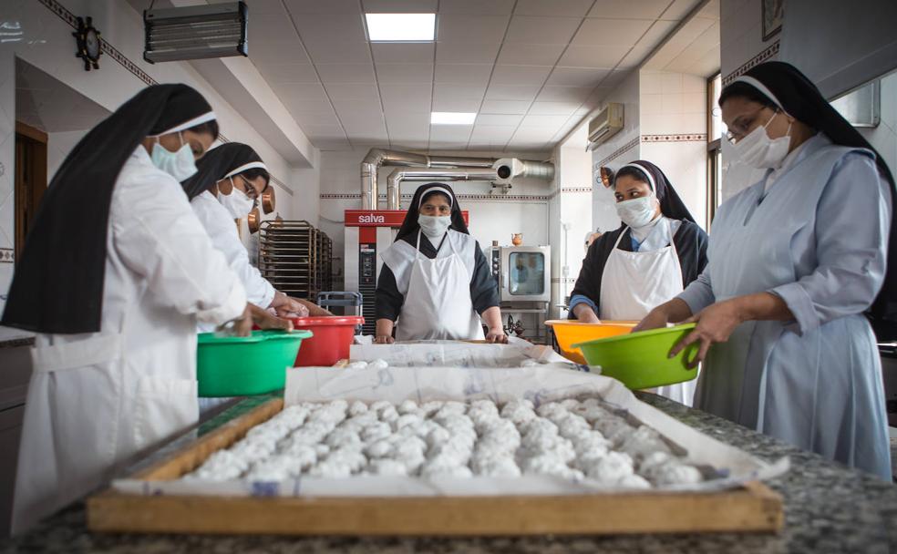 Varias religiosas trabajan en la elaboración de dulces navideños, una de las principales fuentes de ingresos de las Comendadoras de Santiago.