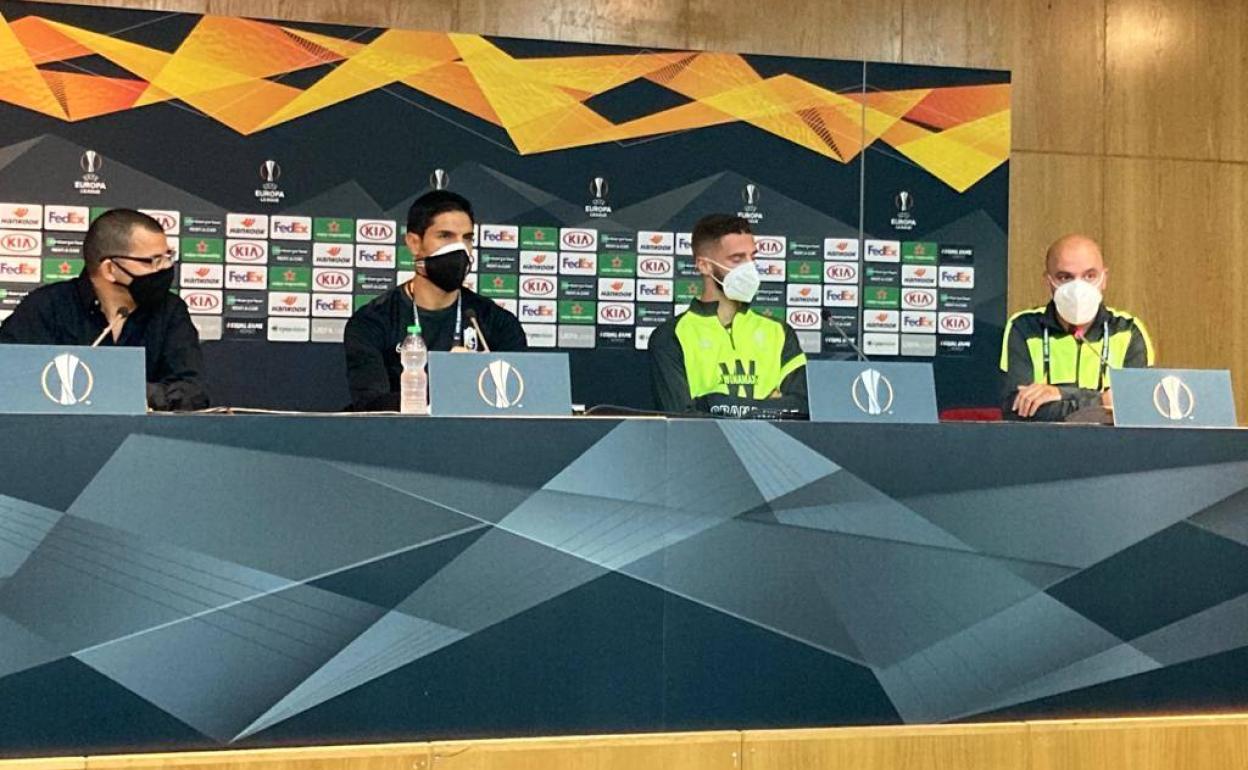 Víctor Lafuente y Domingos Duarte, en la sala de prensa del GSP Stadium de Nicosia. 