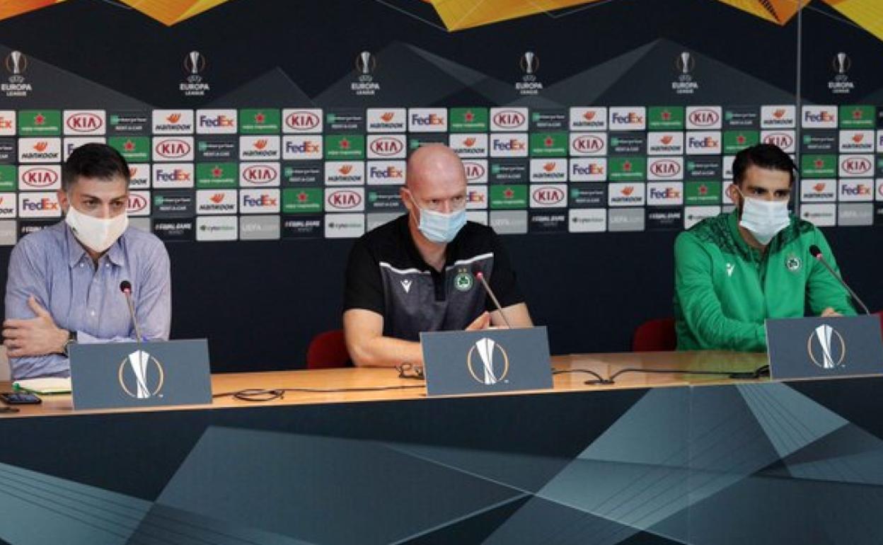 Henning Berg, en el centro, y Jordi Gómez, a la derecha, en la sala de prensa. 