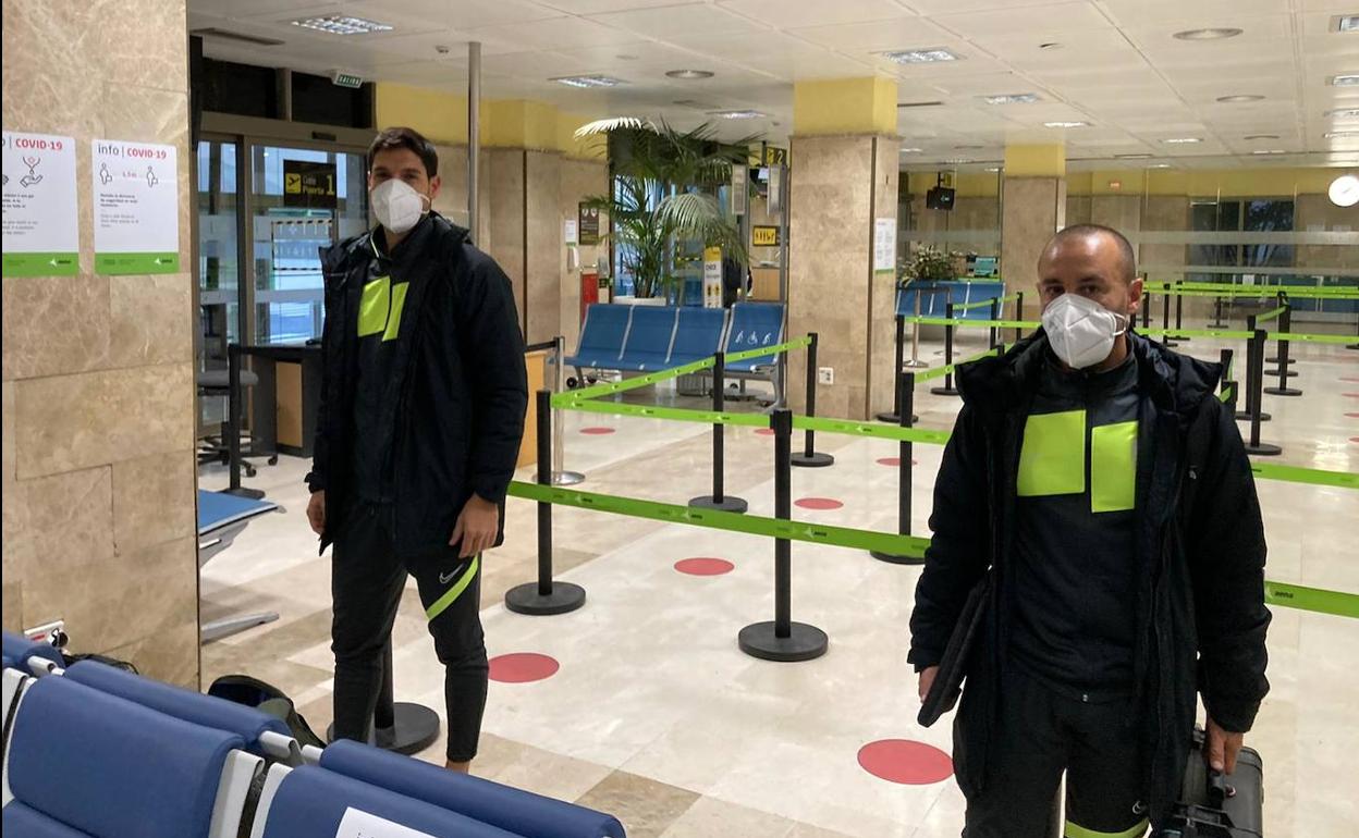 Víctor Lafuente y Jesús Roche, esta mañana en el Aeropuerto de Granada. 