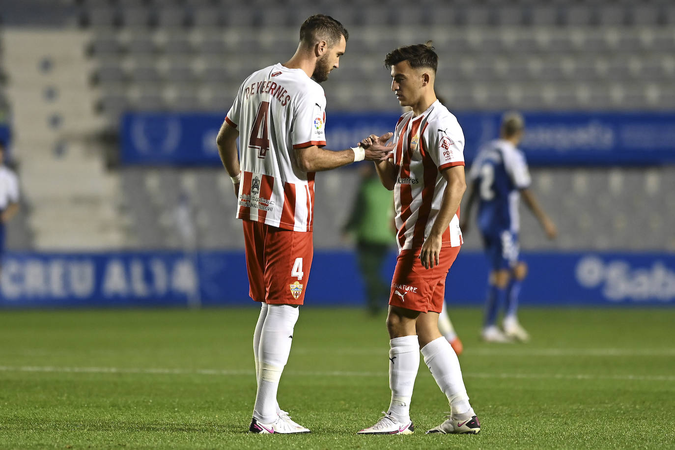 Los jugadores del Almería celebran el gol de la victoria.