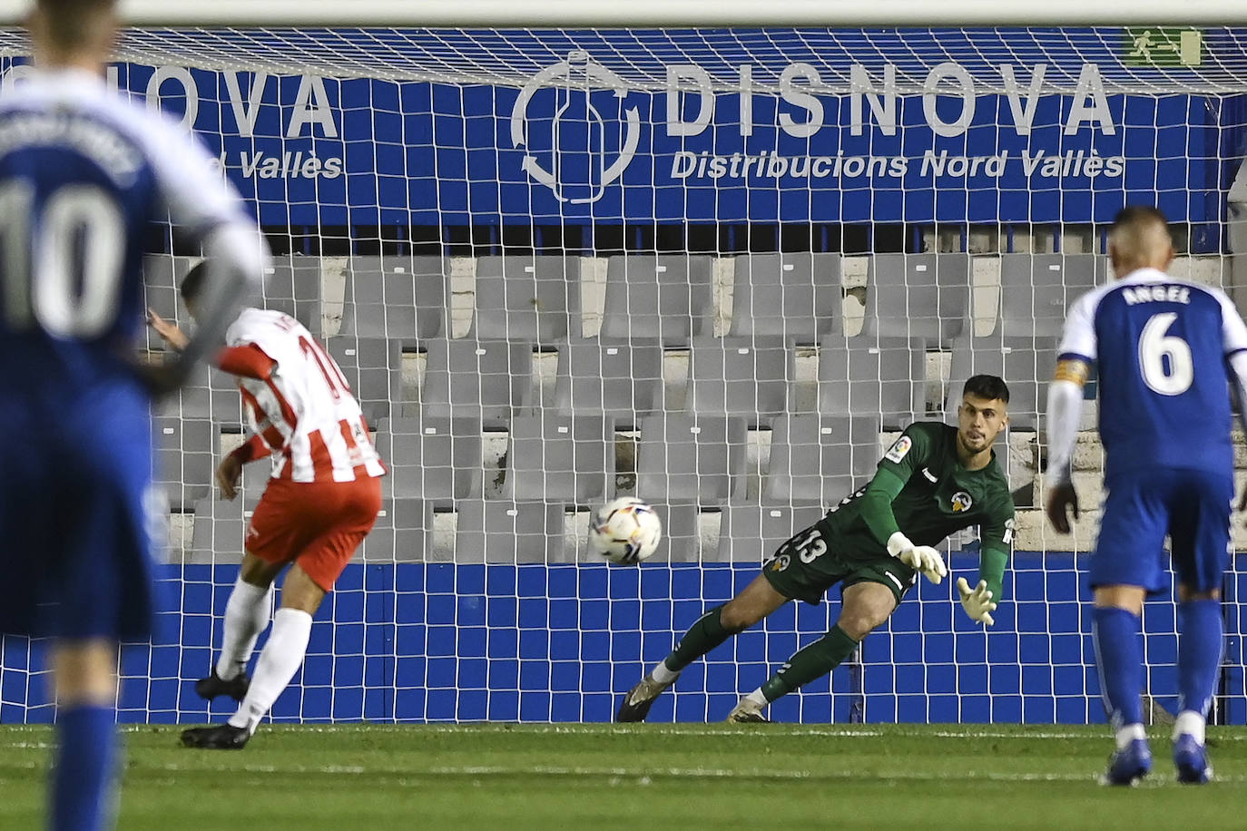 Los jugadores del Almería celebran el gol de la victoria.