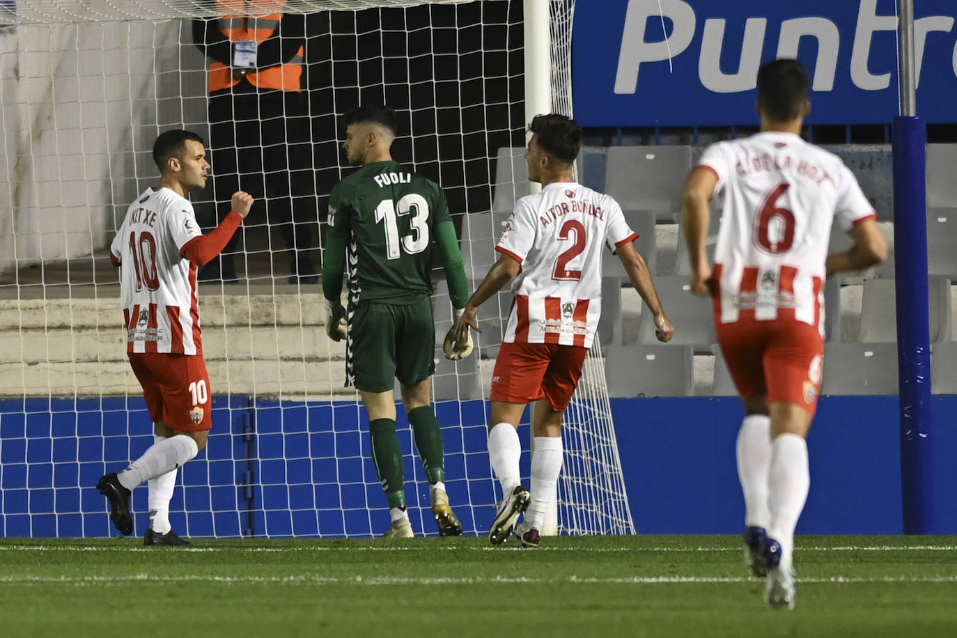 Los jugadores del Almería celebran el gol de la victoria.