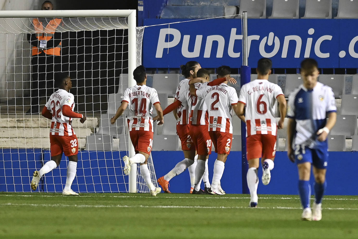Los jugadores del Almería celebran el gol de la victoria.
