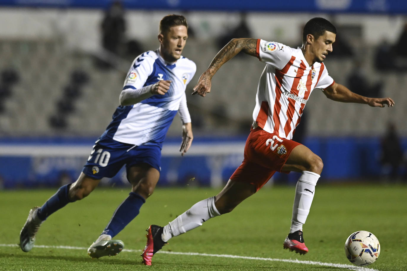 Los jugadores del Almería celebran el gol de la victoria.