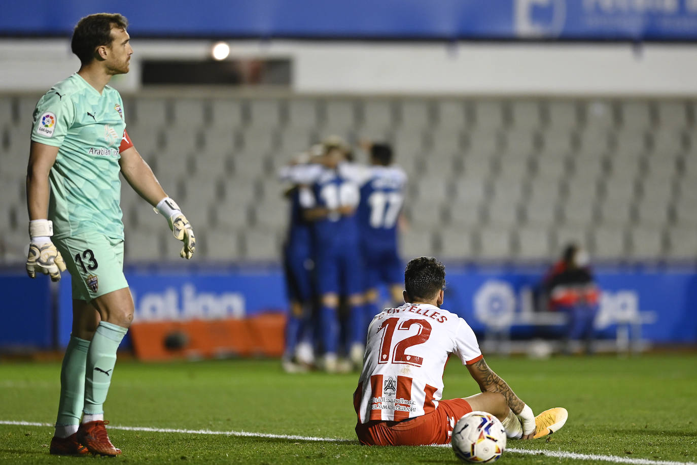 Los jugadores del Almería celebran el gol de la victoria.