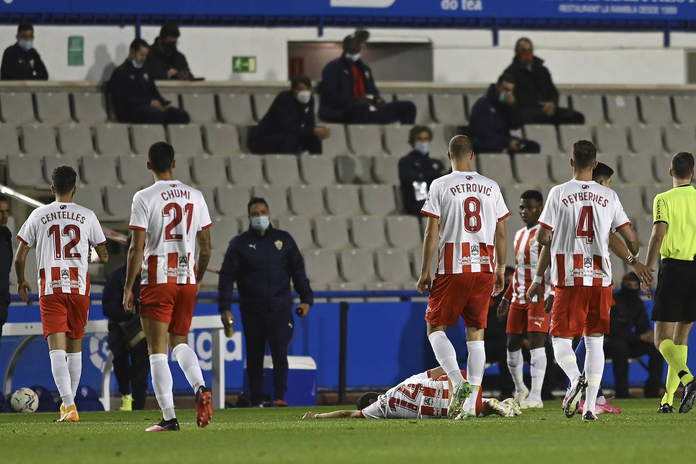 Los jugadores del Almería celebran el gol de la victoria.