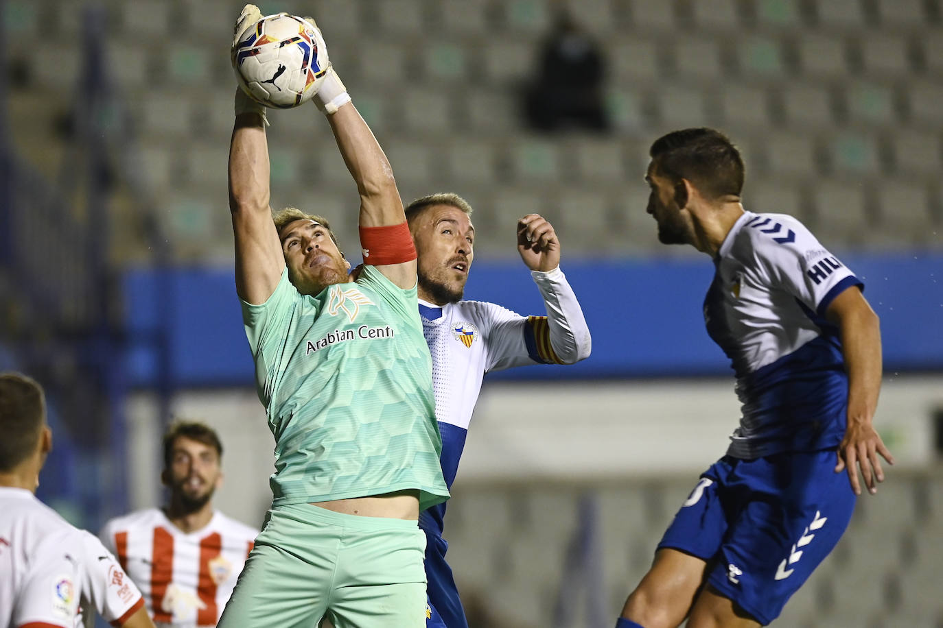 Los jugadores del Almería celebran el gol de la victoria.