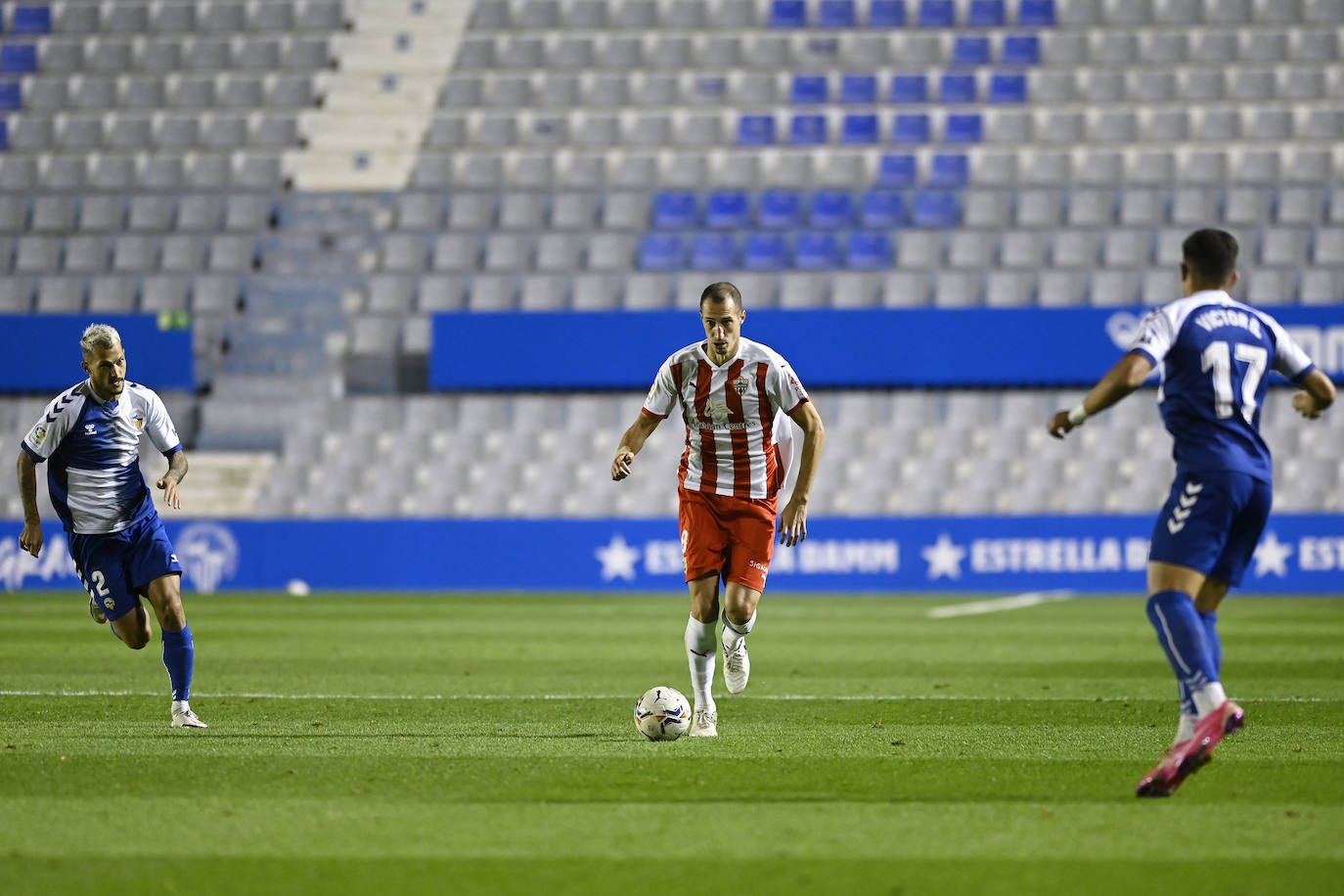 Los jugadores del Almería celebran el gol de la victoria.