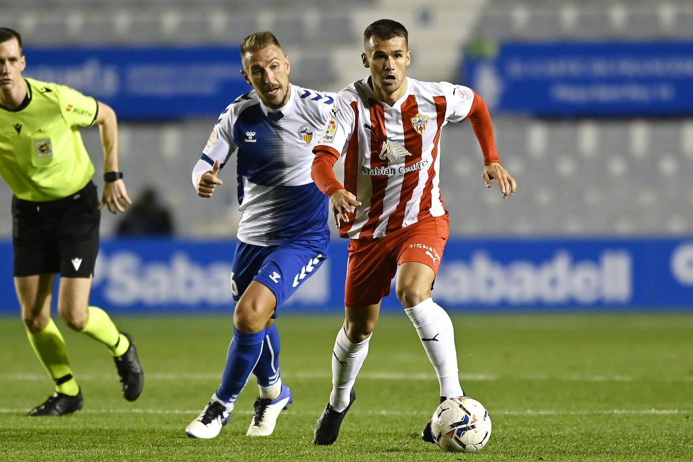 Los jugadores del Almería celebran el gol de la victoria.