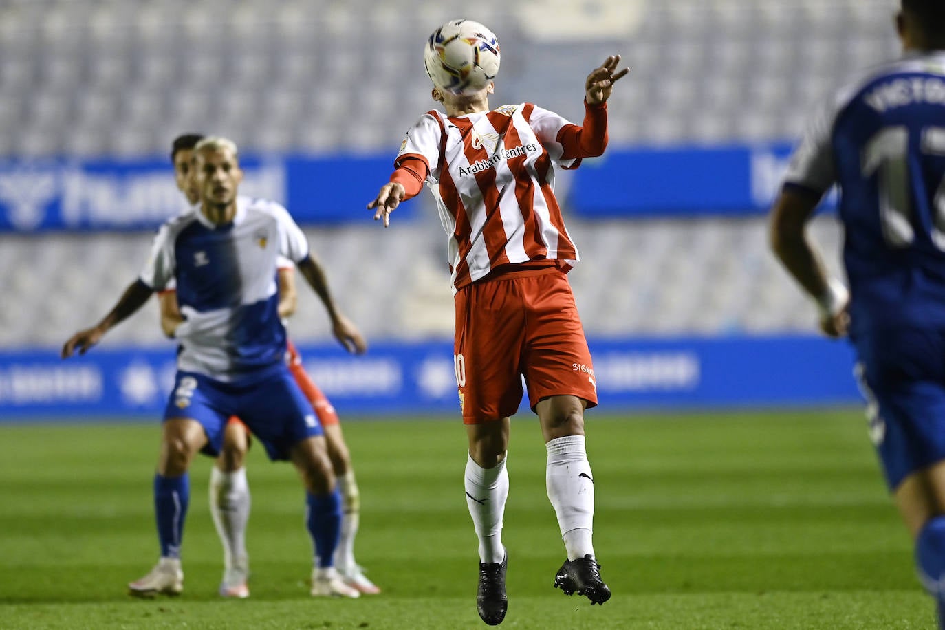 Los jugadores del Almería celebran el gol de la victoria.