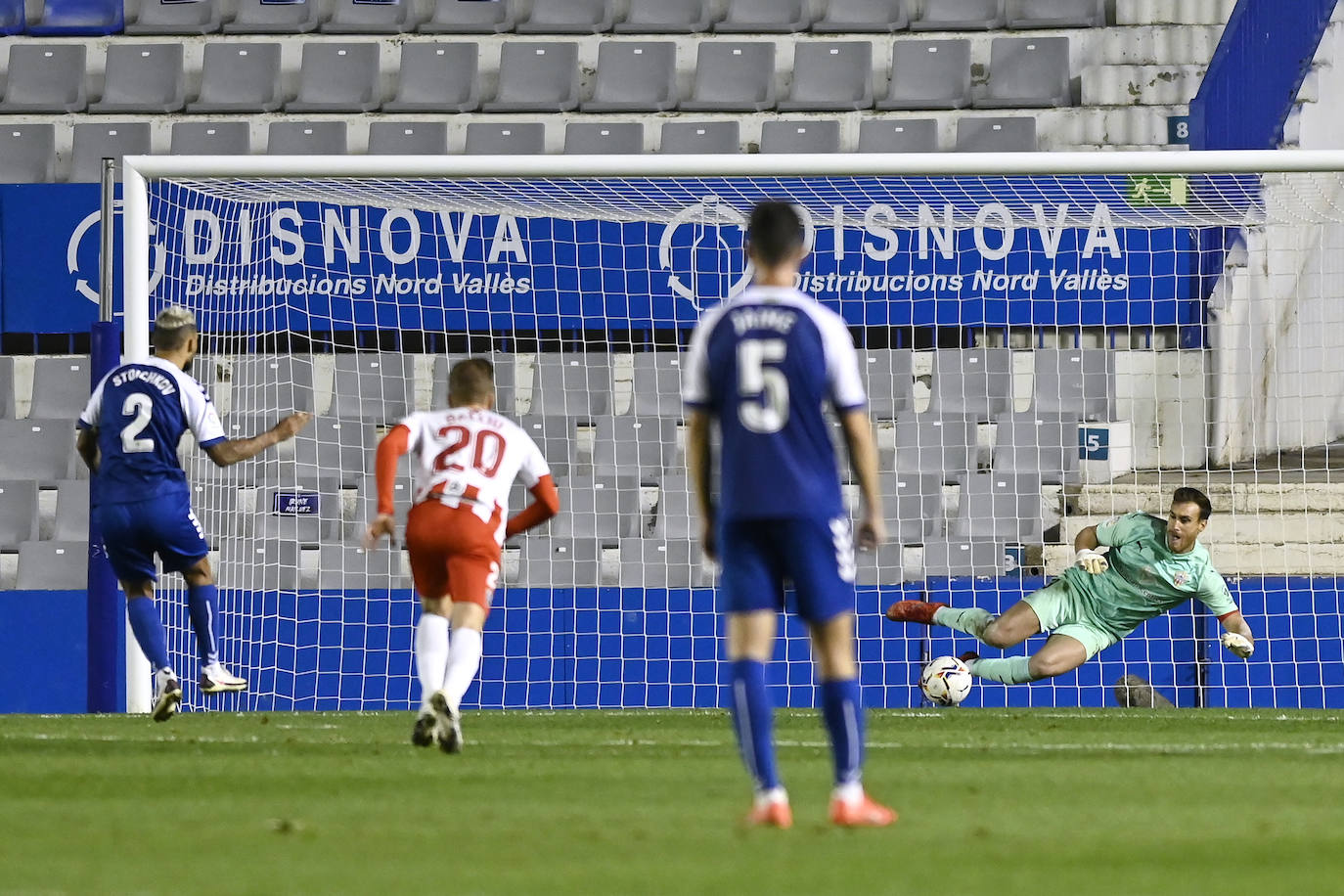 Los jugadores del Almería celebran el gol de la victoria.