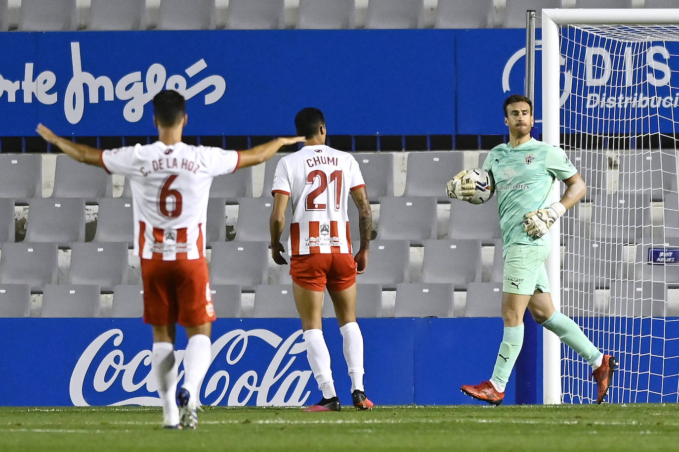 Los jugadores del Almería celebran el gol de la victoria.