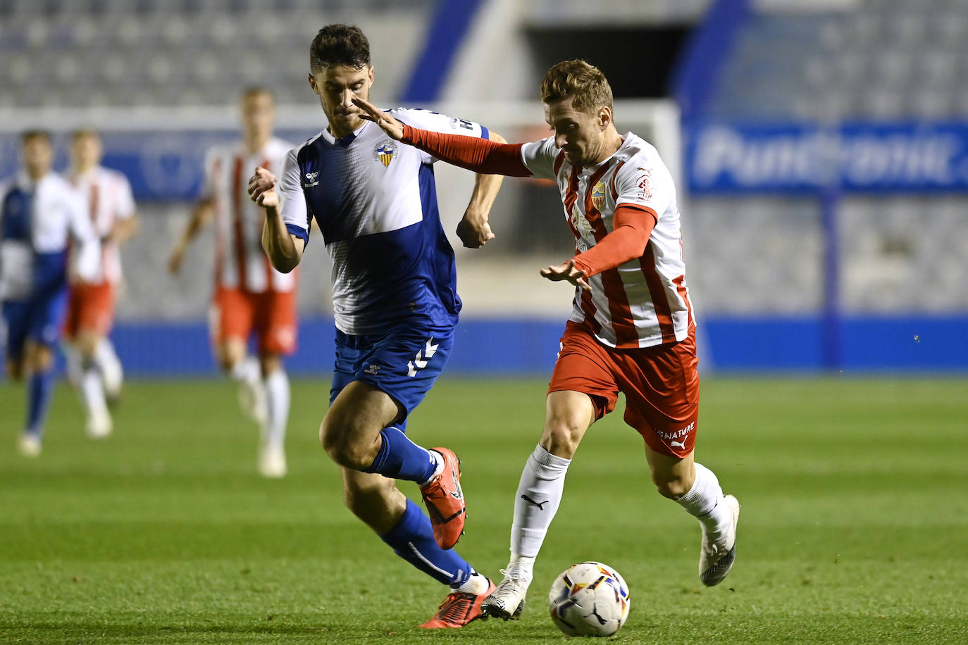 Los jugadores del Almería celebran el gol de la victoria.