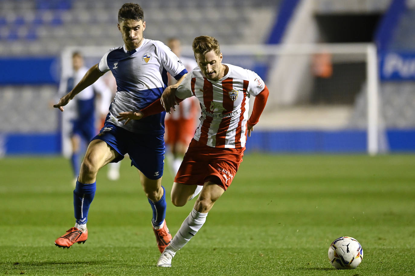 Los jugadores del Almería celebran el gol de la victoria.