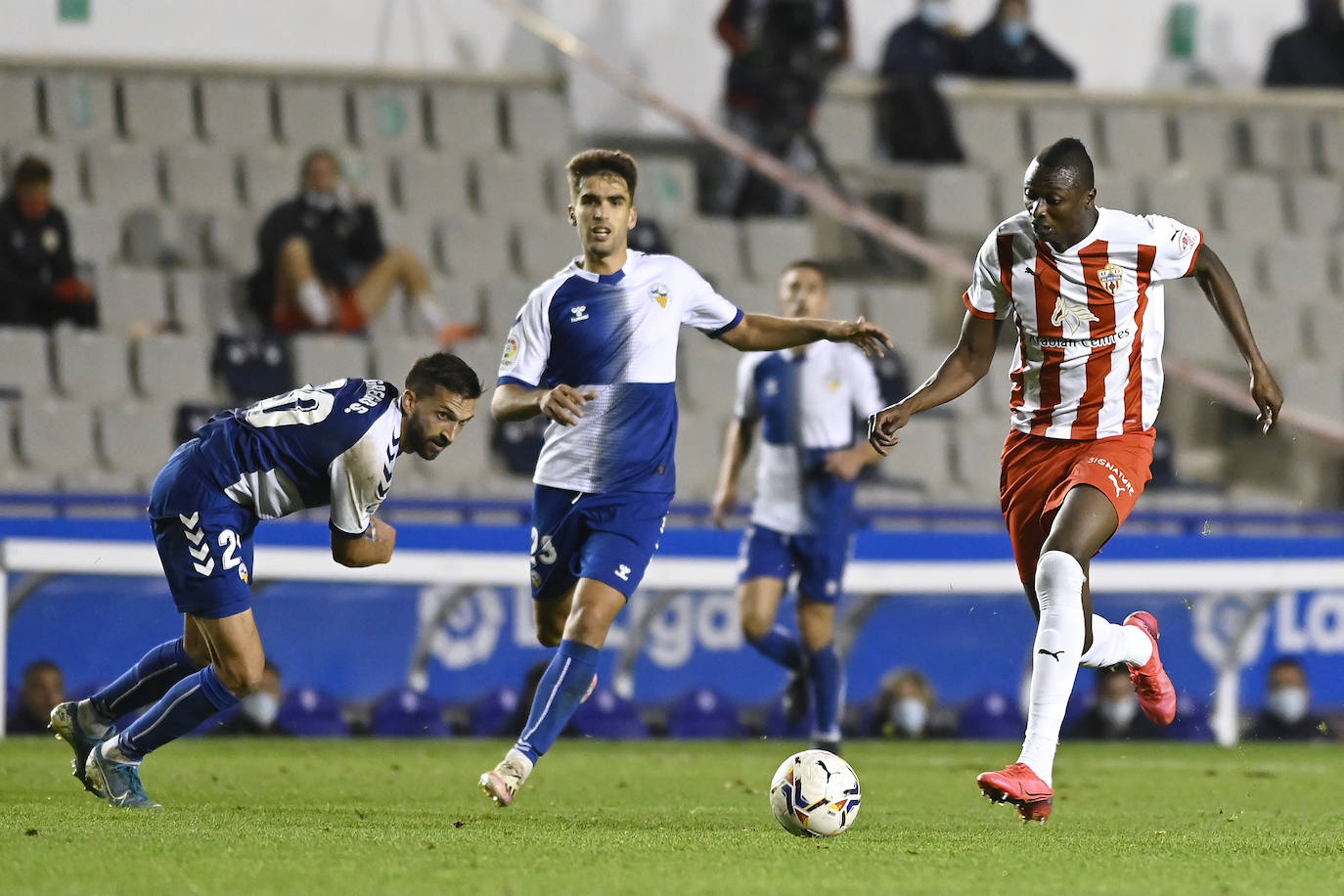 Los jugadores del Almería celebran el gol de la victoria.