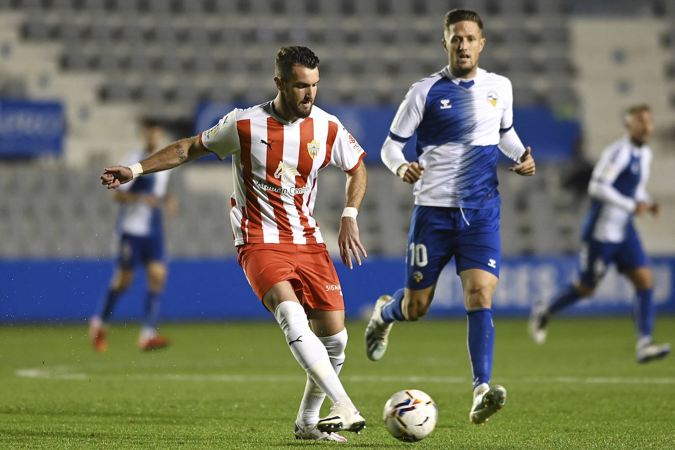 Los jugadores del Almería celebran el gol de la victoria.