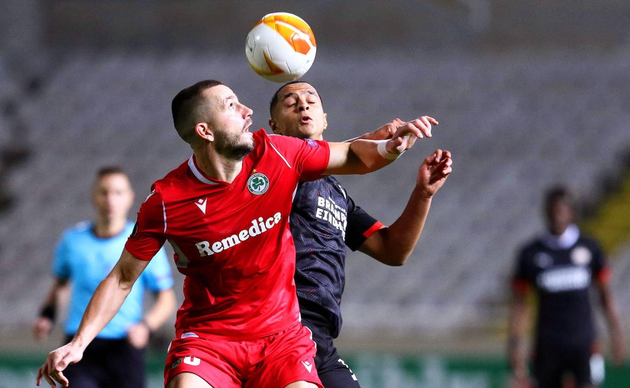 Michael Lueftner pelea por un balón con un futbolista del PSV. 