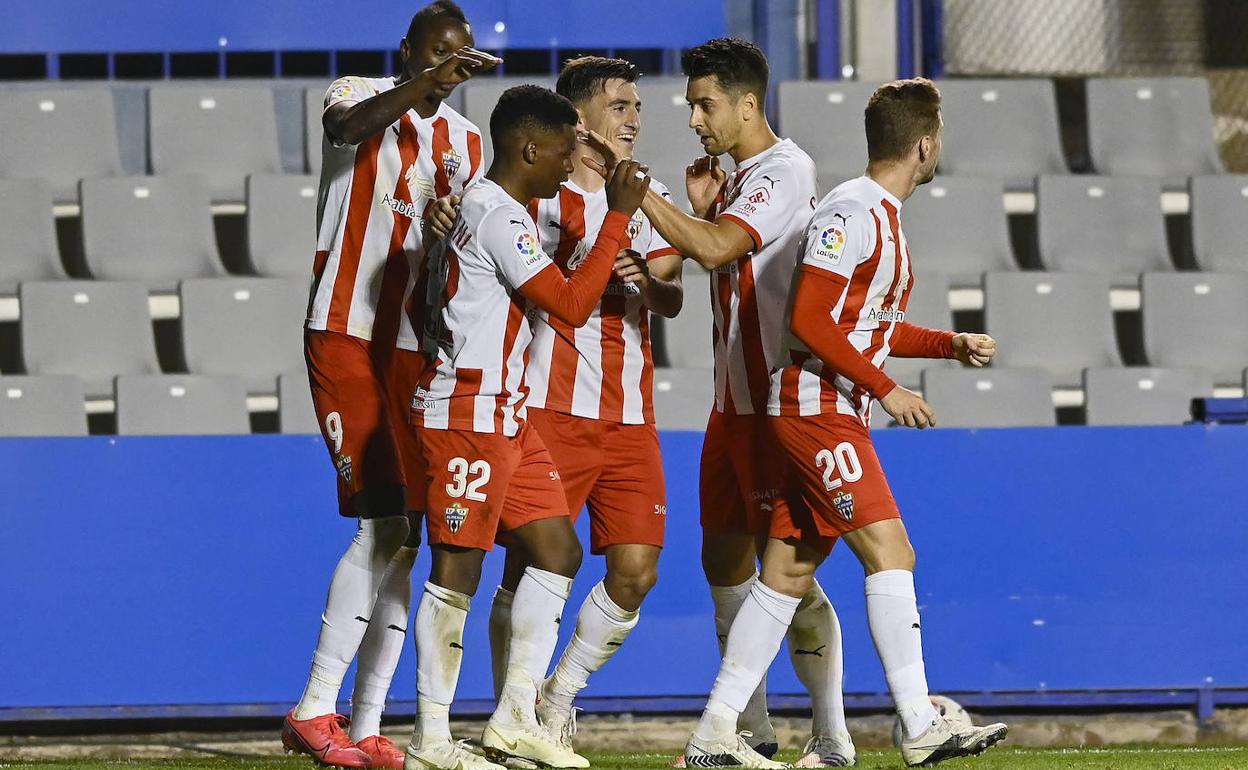 Los jugadores del Almería celebran el gol de la victoria.