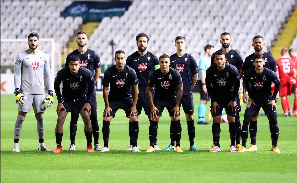 Alineación del Granada en Nicosia, con Pepe en el centro y de pie entre Germán y Gonalons. 