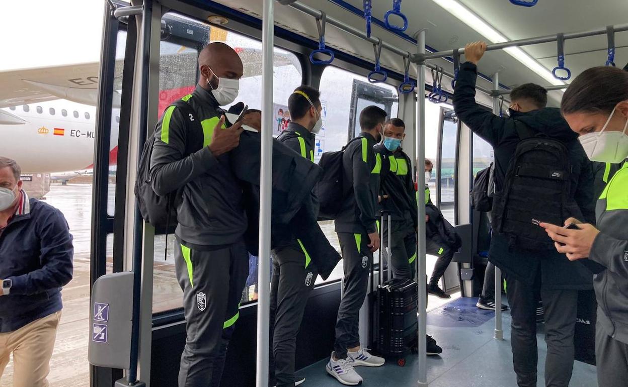 Dimitri Foulquier, en la lanzadera del aeropuerto chipriota.