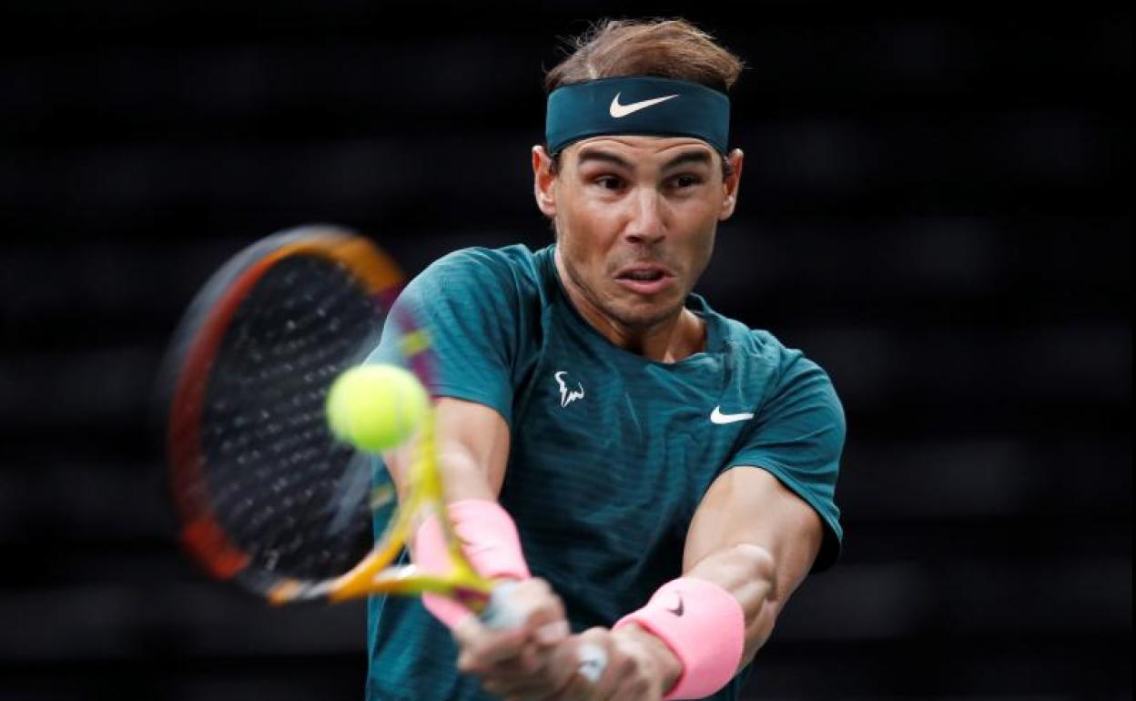 Rafa Nadal golpea la bola. 