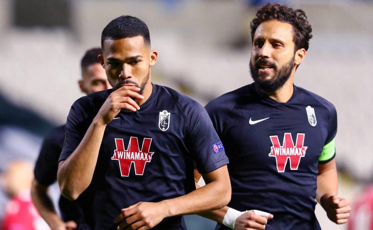 Germán (derecha) celebra con Yangel Herrera el primer tanto del partido. 