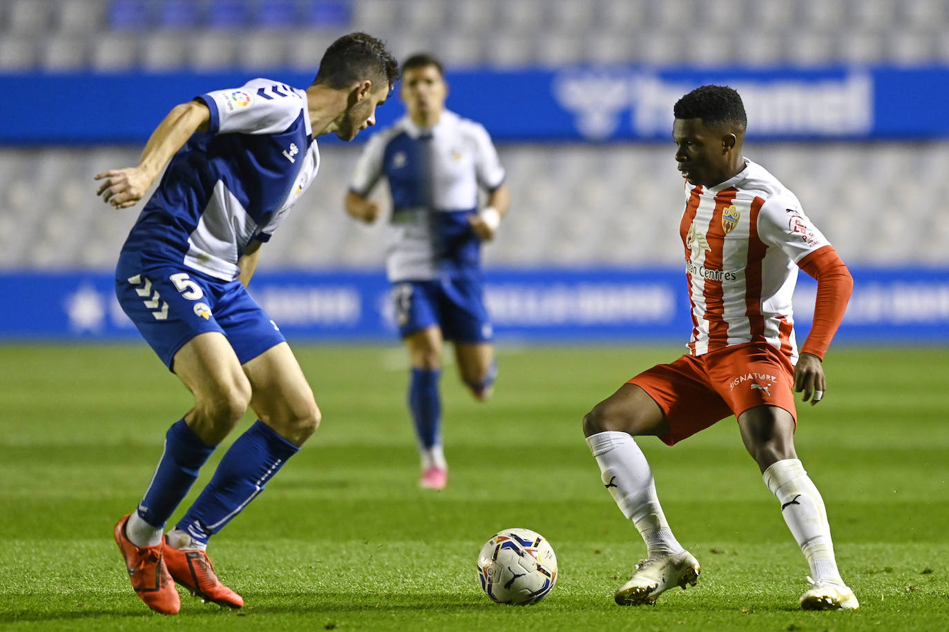 Ramazani, que encara a Jaime Sánchez, provocó el penalti del 0-1 y firmó el gol del triunfo. 