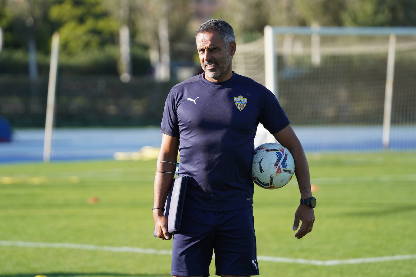 El técnico se muestra sonriente durante un entrenamiento. 