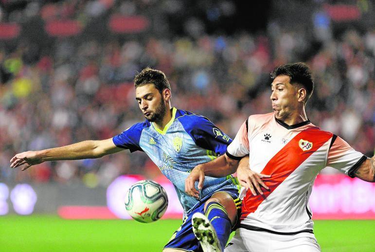 Iván Martos y Leo Ulloa, que disputan el balón, ahora son compañeros en el Rayo. 