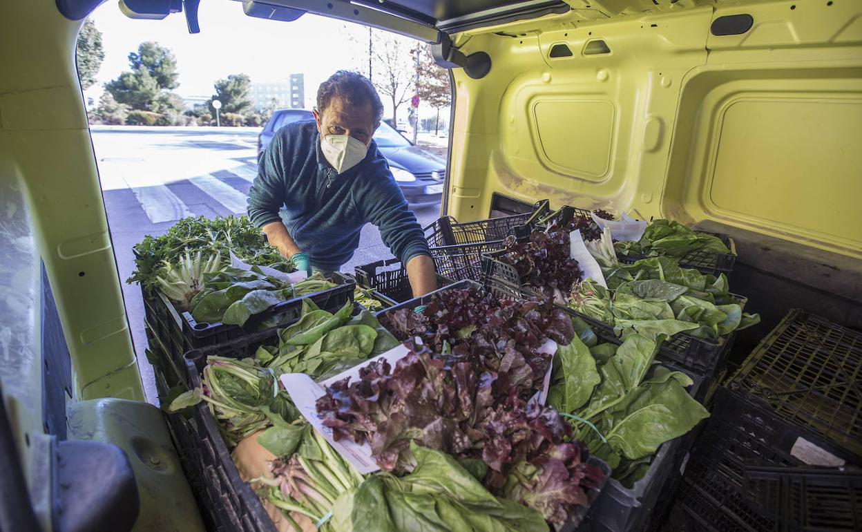 Damián junto a sus productos en uno de los días de reparto. 