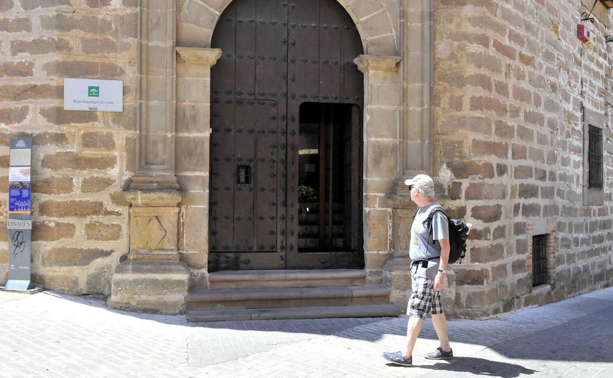 Un turista en la puerta del museo de Cástulo, en Linares. 
