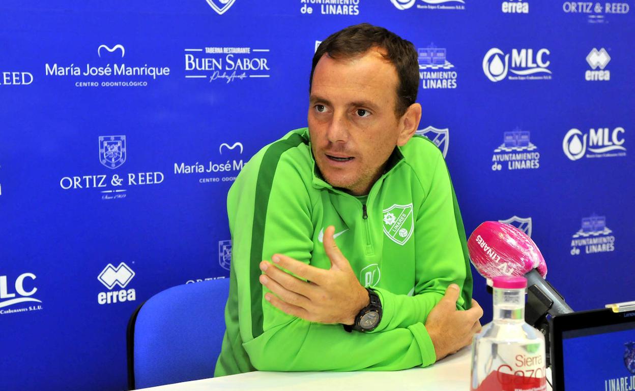 Alberto González en la rueda de prensa tras la sesión matinal de trabajo. 