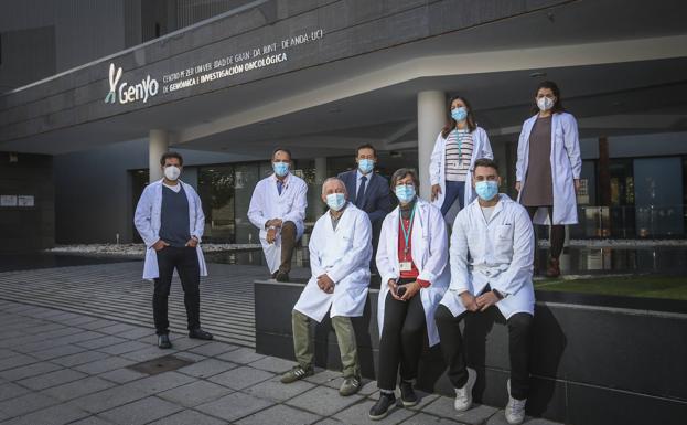 Imagen principal - Lorente, Pío y equipo de las unidades de Genyo. Y los investigadores Juan Carlos Rodríguez y Marta Eugenia Alarcón. 