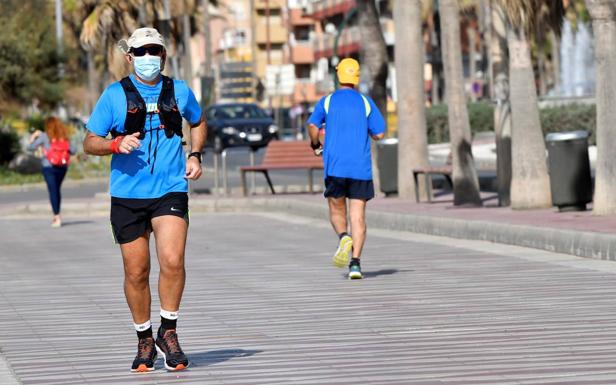 Expertos explican por qué hay que usar mascarillas haciendo deporte y en los gimnasios