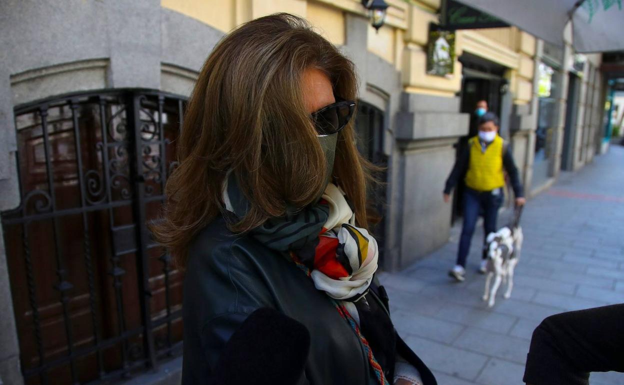 Rosalía Iglesias, mujer del extestorero del PP Luis Bárcenas, sale de su domicilio en Madrid