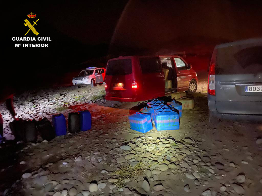 Imagen principal - La operación 'Agaporni' se realizó cuando alijaban el hachís en los Escullos. 