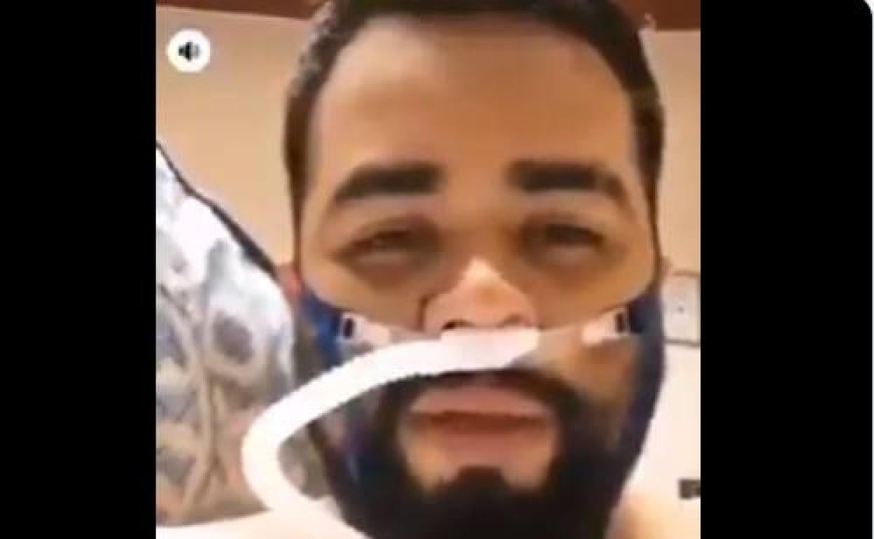 El enfermero grabó un vídeo antes de ser intubado.