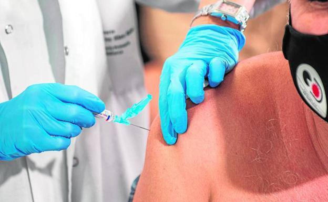 El experto considera «realista» esperar las primeras dosis de la vacuna contra la Covid-19 entre diciembre y enero. 