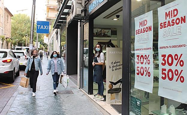 Las ofertas y rebajas se unen al cambio de horario para tratar de atraer clientes. 