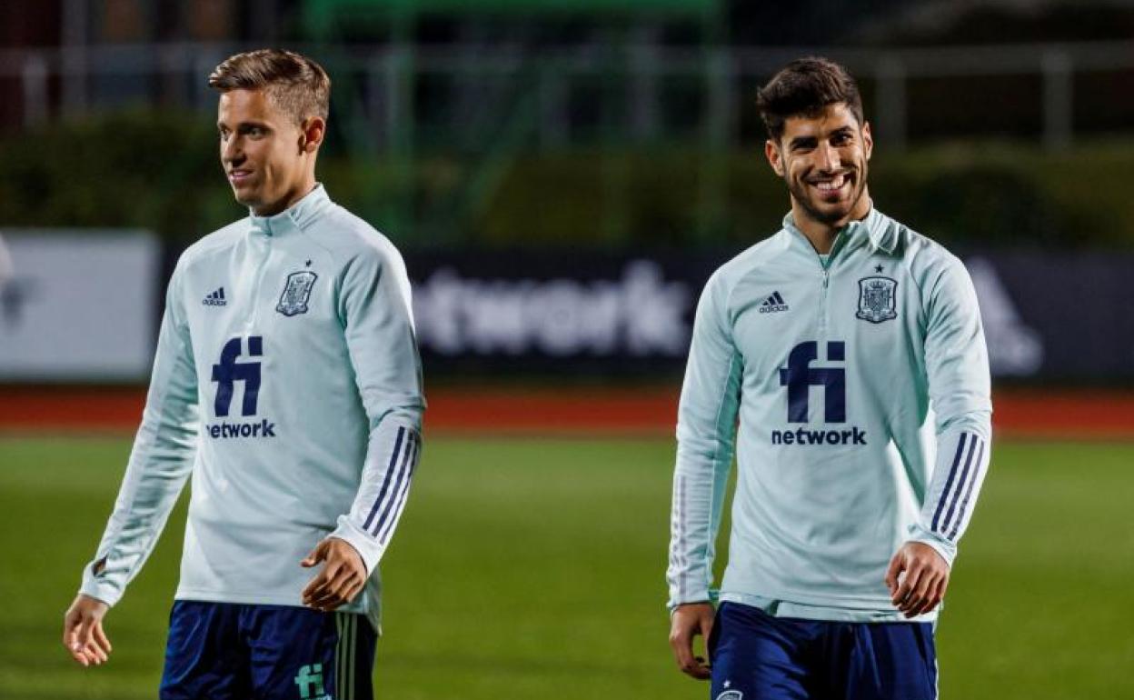 Marco Asensio (d), junto a Marcos Llorente, durante un entrenamiento de la selección española.