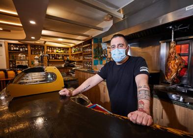 Imagen secundaria 1 - Gregorio García, en el restaurante Oleum; Ricardo, tras la barra de la taberna que regenta con Julia; y pasteles de La Cruzada, que ayer ofreció descuentos.