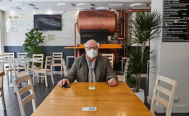 Imagen principal - Gregorio García, en el restaurante Oleum; Ricardo, tras la barra de la taberna que regenta con Julia; y pasteles de La Cruzada, que ayer ofreció descuentos.
