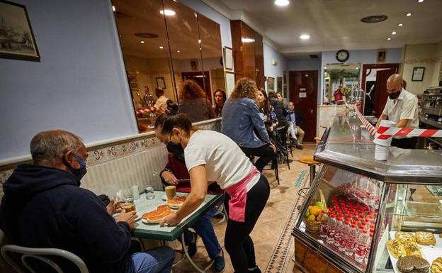 Los bares que sí pueden abrir durante el cierre de la actividad no esencial en Andalucía