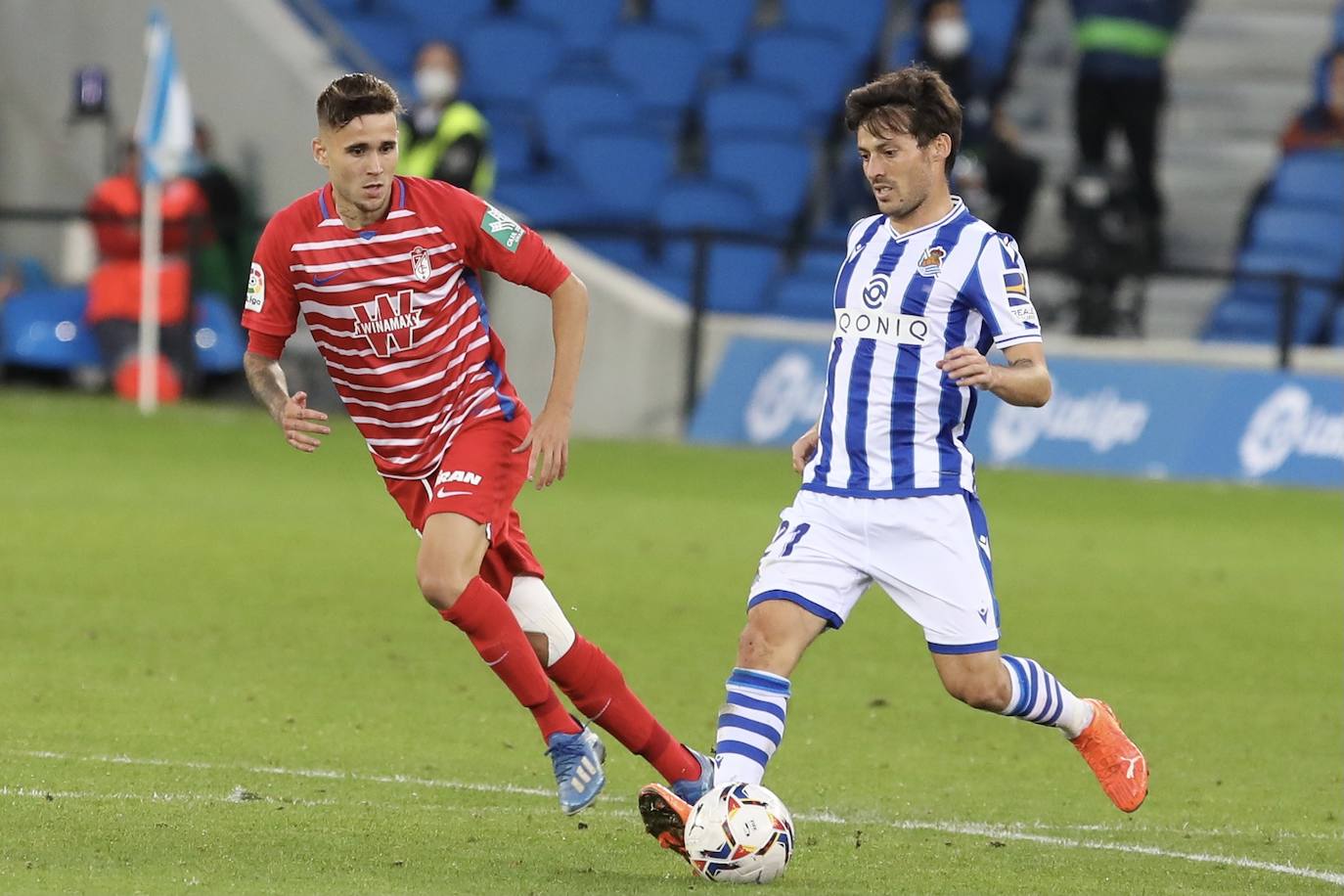 Álvaro Bravo sigue a David Silva con la mirada. 