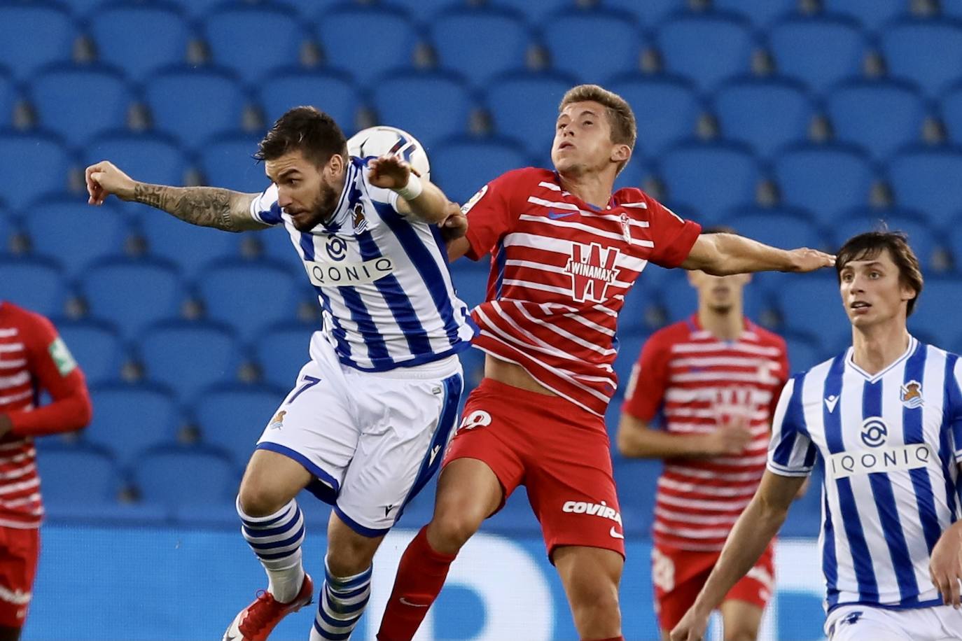 Isma Ruiz pelea un balón aéreo con Portu durante el partido. 