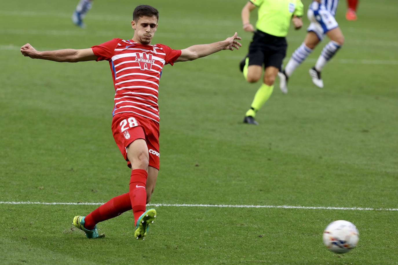 Pepe se esfuerza al dar un pase en San Sebastián. 