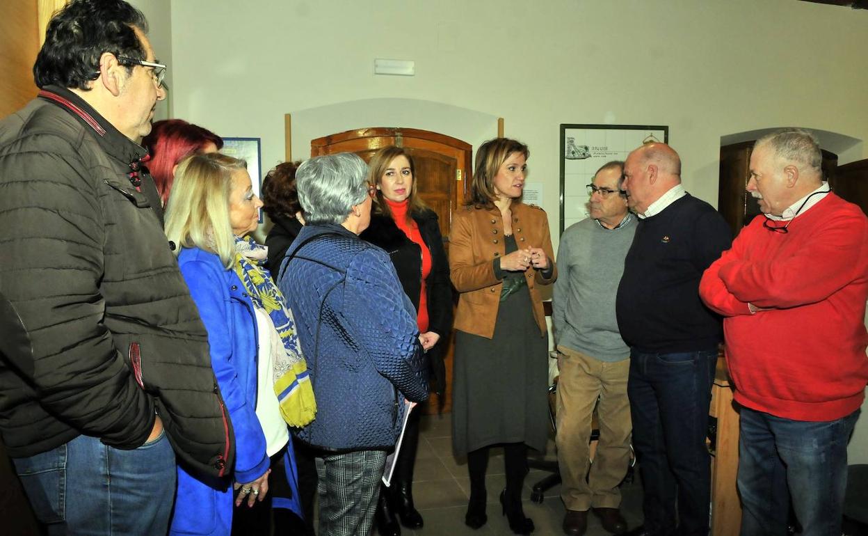 Miembros de Aplijer durante una visita de la delegada de Salud en enero. 