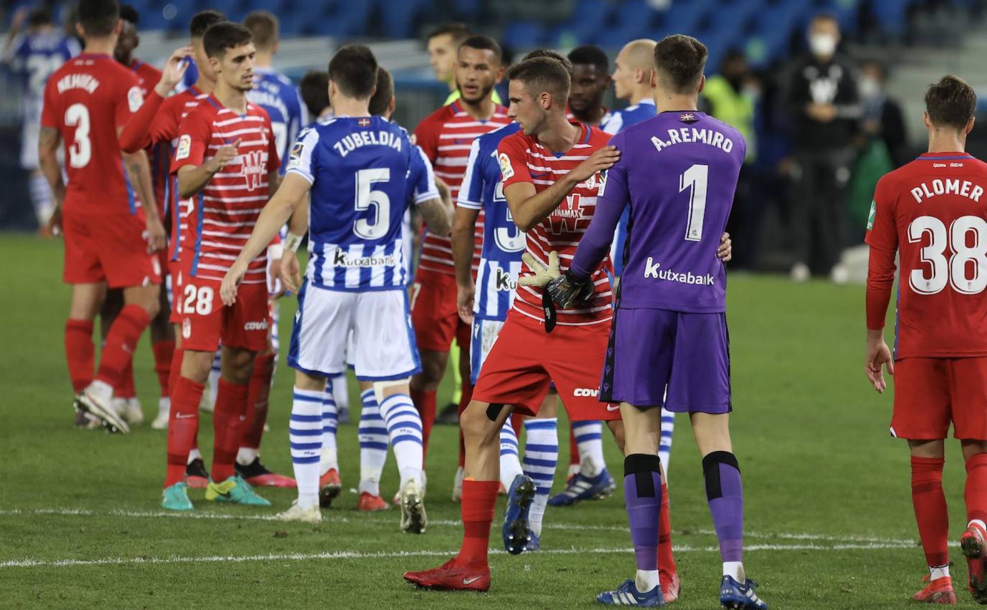 Varios de los canteranos del Granada que concluyeron el partido son felicitados por los futbolistas de la Real Sociedad a la conclusión del partido. 