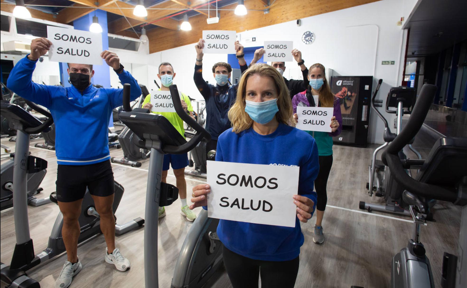 Deportistas reivindicativos en el gimnasio Open Fit de La Zubia. 